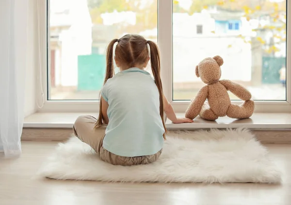 Klein meisje met teddybeer — Stockfoto