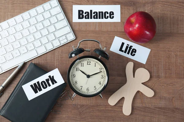 Komposisi dengan kata-kata WORK, LIFE, BALANCE dan jam alarm di latar belakang kayu — Stok Foto