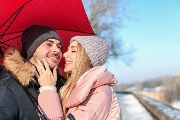 Romantic couple with bright umbrella — Stock Photo, Image