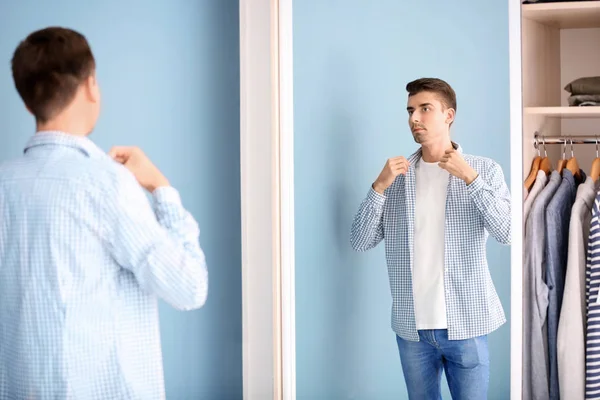 Bonito homem olhando no espelho — Fotografia de Stock