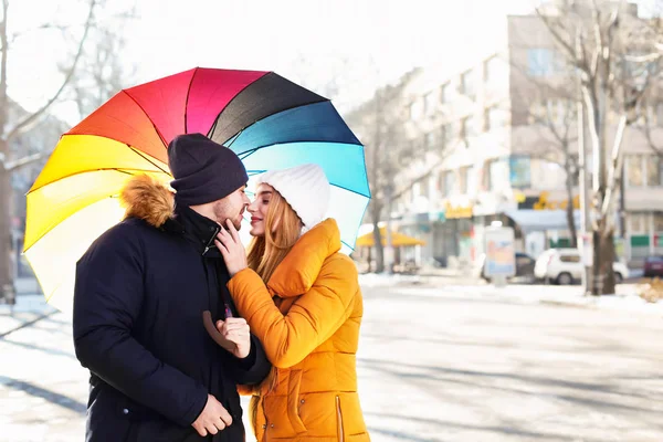 Романтическая пара с красочным зонтиком — стоковое фото