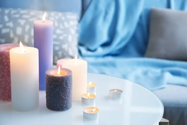 Hořící svíčky na stole — Stock fotografie