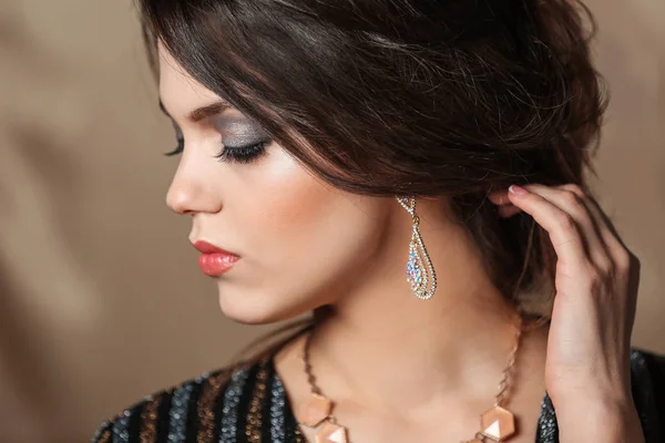 Mladá žena s elegantní šperky — Stock fotografie