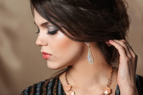 Mujer joven con joyas elegantes —  Fotos de Stock