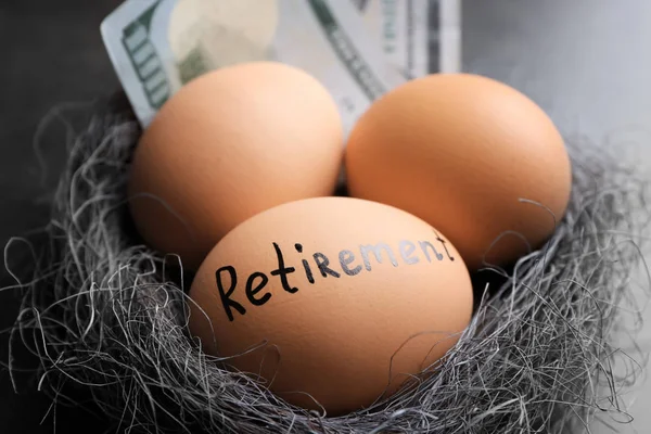 Geld en ei met woord pensioen — Stockfoto