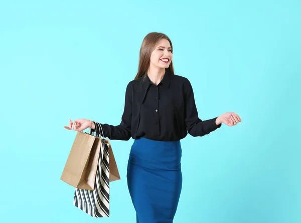 Ung kvinna med shoppingväskor — Stockfoto