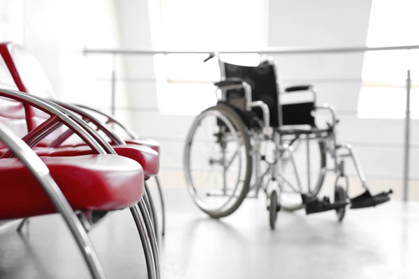Пустое современное инвалидное кресло — стоковое фото