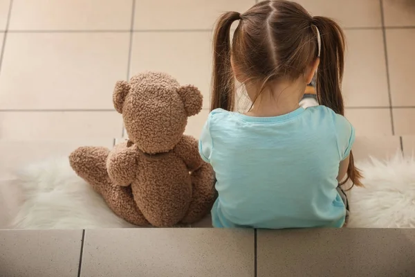 Petite fille avec ours en peluche — Photo