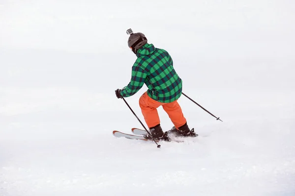 Homem esquiando no resort nevado. Férias inverno — Fotografia de Stock