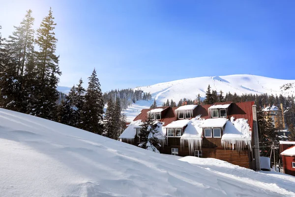Resort nevado em montanhas — Fotografia de Stock
