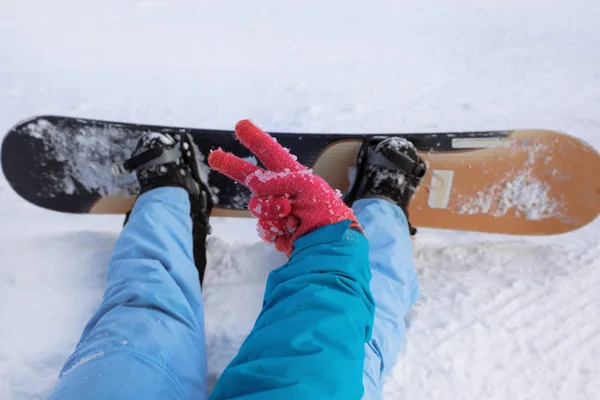 Snowboarder sur piste de ski — Photo