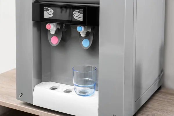 Refroidisseur d'eau de bureau avec verre, gros plan — Photo