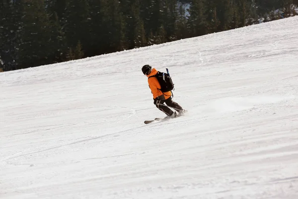 Esportista esquiando descida no resort nevado. Férias inverno — Fotografia de Stock