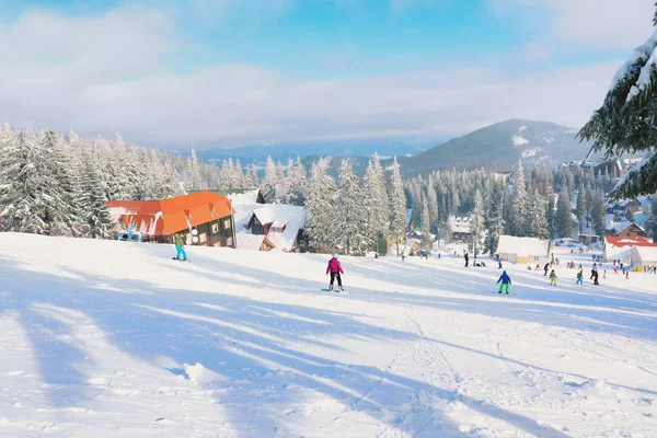 화창한 날에 스키 리조트입니다. 겨울 방학 — 스톡 사진