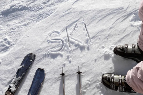 Sportsman med skidutrustning snöiga pisten. Vintersemester — Stockfoto