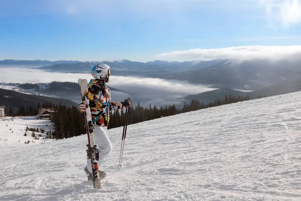 Kvinna på skidor pisten — Stockfoto