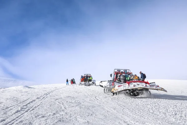 Turystów na stoku narciarskim w snowy resort. Ferie zimowe — Zdjęcie stockowe