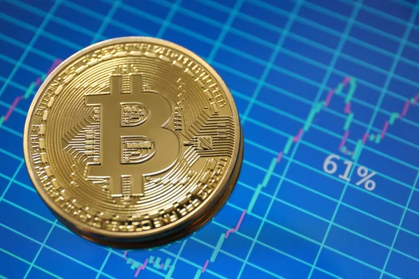 Goldener Bitcoin auf dem Bildschirm mit Diagramm — Stockfoto