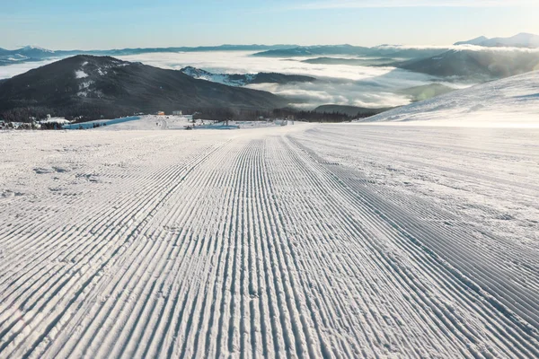 Piste de ski à la station enneigée — Photo