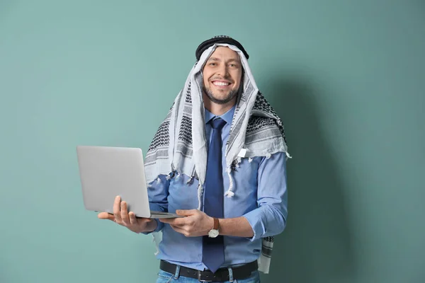 Pengusaha Muslim dalam pakaian tradisional — Stok Foto