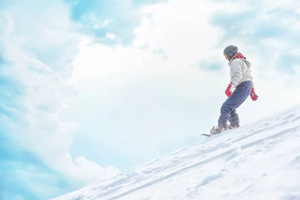 Сноубордист на сніжному курорті — стокове фото