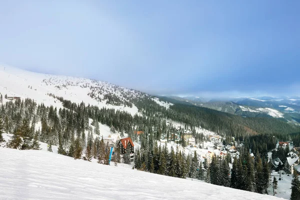 Besneeuwde ski-oord in de bergen op de winterdag — Stockfoto