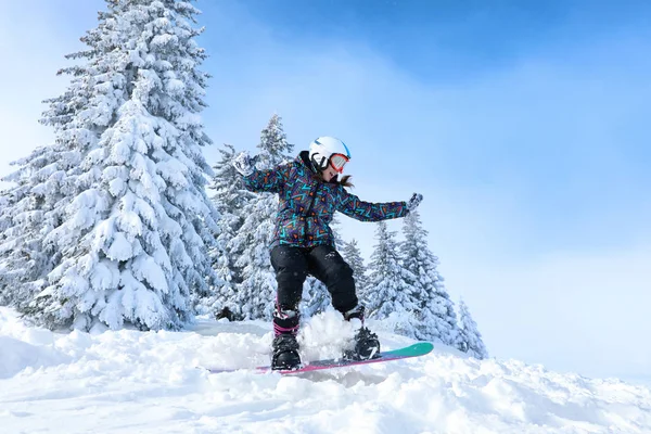 Snowboarder auf Skipiste — Stockfoto