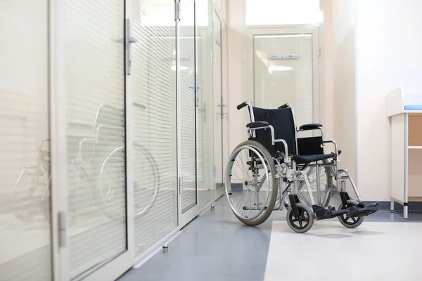 Pusty nowoczesny wózek inwalidzki — Zdjęcie stockowe