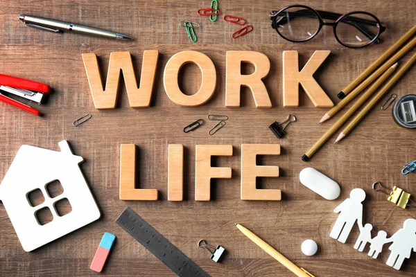 Σύνθεση με λόγια εργασίας, ζωής και χαρτικά σε φόντο ξύλινη — Φωτογραφία Αρχείου