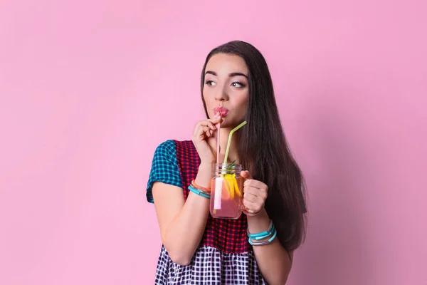 Νεαρή γυναίκα με νόστιμη λεμονάδα — Φωτογραφία Αρχείου