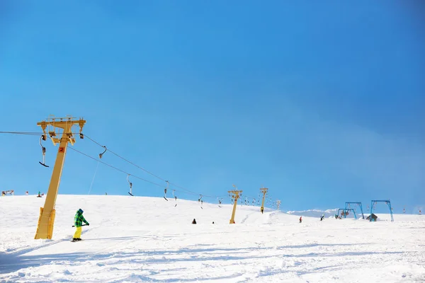 Skilift op besneeuwde resort. Wintervakantie — Stockfoto