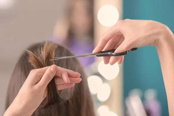 Coiffeur travaillant avec le client — Photo