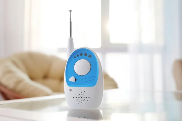 Baby monitor na stůl v místnosti. Radio chůvy — Stock fotografie