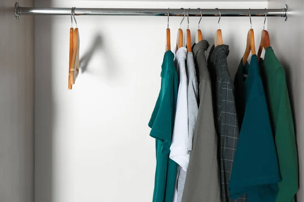 Hangers met verschillende kleding — Stockfoto