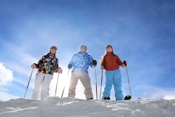 Vänner på skidor pisten — Stockfoto
