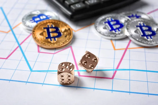Kocka, bitcoins és Számológép a diagramon. Finanszírozás kereskedelmi — Stock Fotó