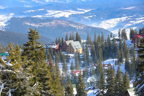 Resort nevado em montanhas — Fotografia de Stock