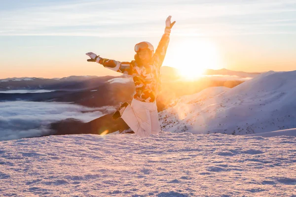 Ευτυχισμένη γυναίκα άλμα στην χιονισμένη κορυφή — Φωτογραφία Αρχείου
