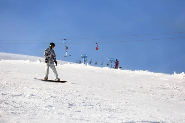 Snowboarder on ski piste — Stock Photo, Image