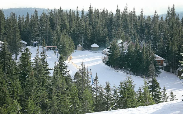 Belo resort de montanha nevado no dia de inverno — Fotografia de Stock