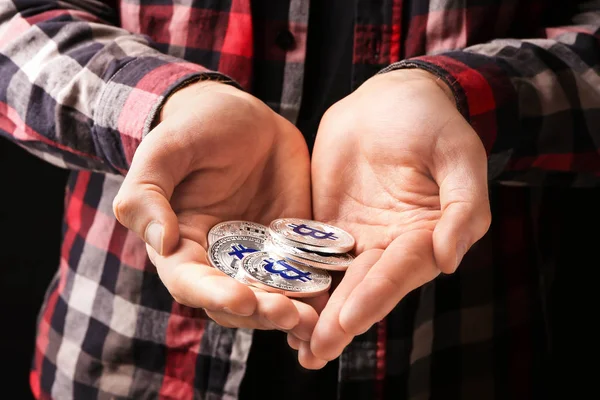 Man met zilveren bitcoins, close-up — Stockfoto
