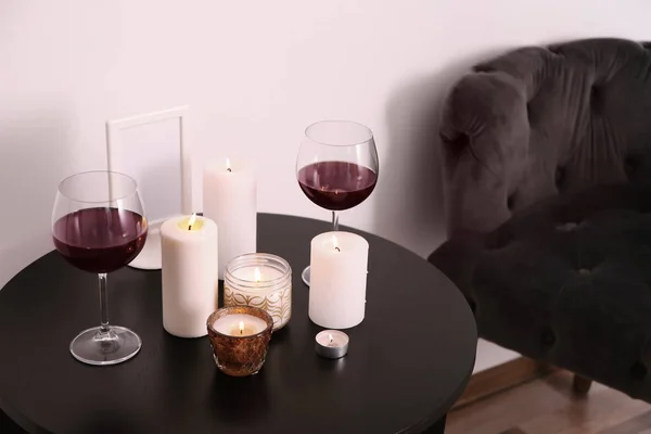 Brandende kaarsen en glazen wijn — Stockfoto