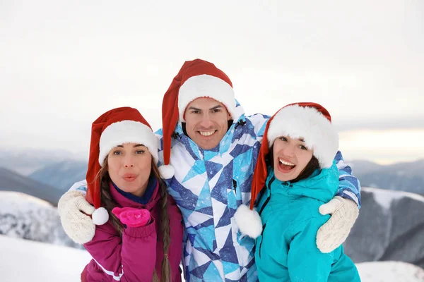 Heureux amis dans chapeaux de Père Noël — Photo