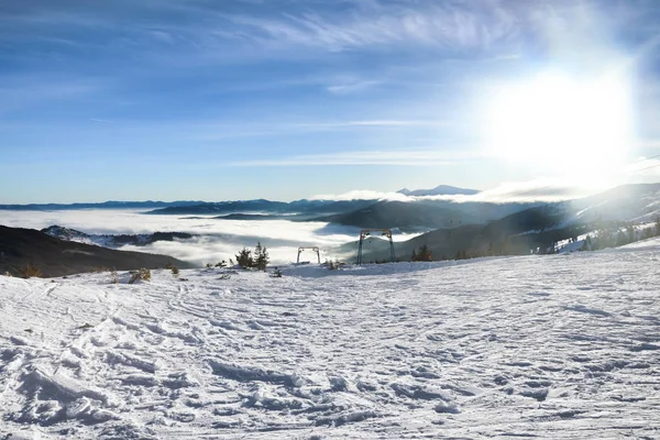 Skidbacken på snöiga resort — Stockfoto