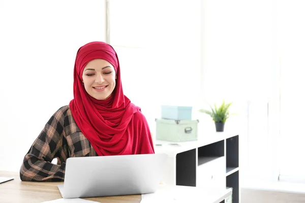 Empresária muçulmana no local de trabalho — Fotografia de Stock