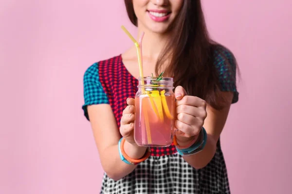 Giovane donna con gustosa limonata — Foto Stock