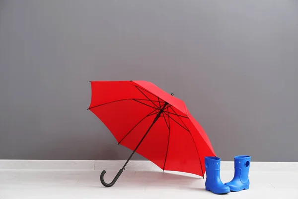 Parapluie rouge et bottes en caoutchouc — Photo