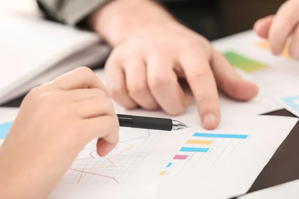 Konsulterande manager med mannen i office — Stockfoto