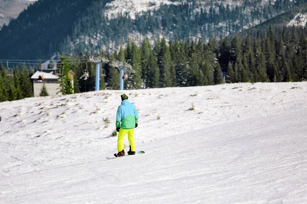 Snowboarder em pista de esqui — Fotografia de Stock