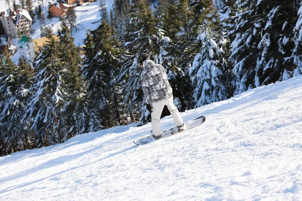 Snowboarder on ski piste — Stock Photo, Image